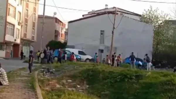 ARNAVUTKÖY'DE TAM KAPANMADA ONLARCA ÇOCUK DAVULCUNUN PEŞİNE TAKILDI ARNAVUTKÖY'DE TAM KAPANMADA ONLARCA ÇOCUK DAVULCUNUN PEŞİNE TAKILDI