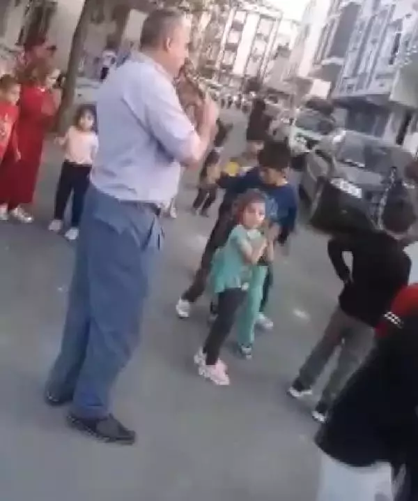 ARNAVUTKÖY'DE TAM KAPANMADA ONLARCA ÇOCUK DAVULCUNUN PEŞİNE TAKILDI ARNAVUTKÖY'DE TAM KAPANMADA ONLARCA ÇOCUK DAVULCUNUN PEŞİNE TAKILDI