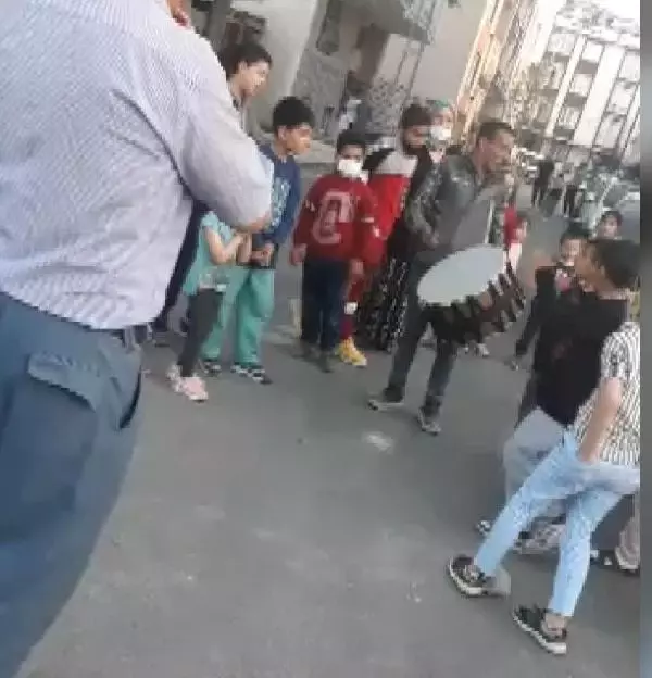 ARNAVUTKÖY'DE TAM KAPANMADA ONLARCA ÇOCUK DAVULCUNUN PEŞİNE TAKILDI ARNAVUTKÖY'DE TAM KAPANMADA ONLARCA ÇOCUK DAVULCUNUN PEŞİNE TAKILDI