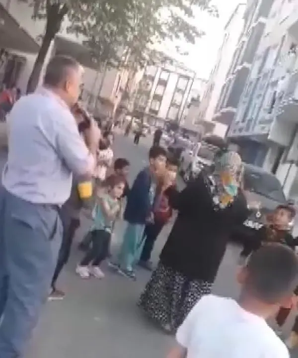 ARNAVUTKÖY'DE TAM KAPANMADA ONLARCA ÇOCUK DAVULCUNUN PEŞİNE TAKILDI ARNAVUTKÖY'DE TAM KAPANMADA ONLARCA ÇOCUK DAVULCUNUN PEŞİNE TAKILDI