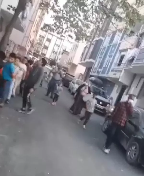 ARNAVUTKÖY'DE TAM KAPANMADA ONLARCA ÇOCUK DAVULCUNUN PEŞİNE TAKILDI ARNAVUTKÖY'DE TAM KAPANMADA ONLARCA ÇOCUK DAVULCUNUN PEŞİNE TAKILDI