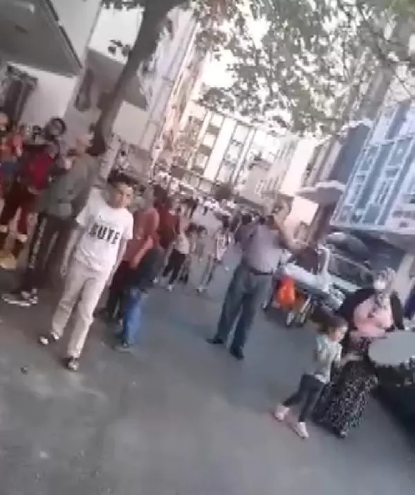 ARNAVUTKÖY'DE TAM KAPANMADA ONLARCA ÇOCUK DAVULCUNUN PEŞİNE TAKILDI ARNAVUTKÖY'DE TAM KAPANMADA ONLARCA ÇOCUK DAVULCUNUN PEŞİNE TAKILDI