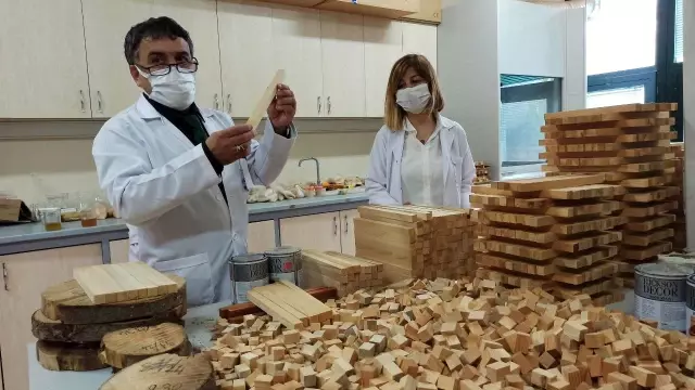 Artvin Çoruh Üniversitesi'nde aromatik bitkilerden ahşap malzeme koruyucusu üretildi Artvin Çoruh Üniversitesi'nde aromatik bitkilerden ahşap malzeme koruyucusu üretildi