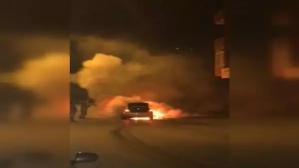 İSTANBUL-ATAŞEHİR'DE LÜKS OTOMOBİL ALEV ALEV YANDI İSTANBUL-ATAŞEHİR'DE LÜKS OTOMOBİL ALEV ALEV YANDI