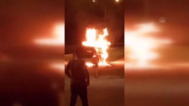 Ataşehir'de seyir halindeyken alev alan otomobil kullanılamaz hale geldi Ataşehir'de seyir halindeyken alev alan otomobil kullanılamaz hale geldi