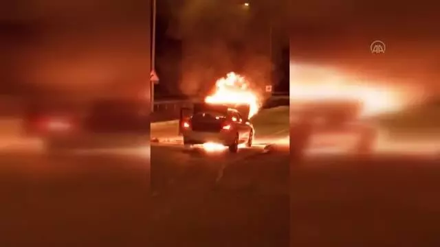 Ataşehir'de seyir halindeyken alev alan otomobil kullanılamaz hale geldi Ataşehir'de seyir halindeyken alev alan otomobil kullanılamaz hale geldi