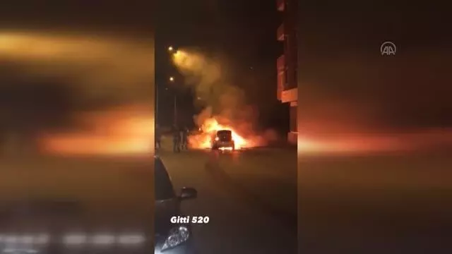 Ataşehir'de seyir halindeyken alev alan otomobil kullanılamaz hale geldi Ataşehir'de seyir halindeyken alev alan otomobil kullanılamaz hale geldi
