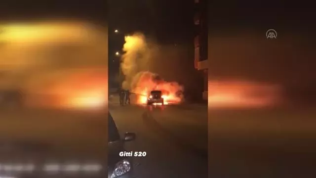 Ataşehir'de seyir halindeyken alev alan otomobil kullanılamaz hale geldi Ataşehir'de seyir halindeyken alev alan otomobil kullanılamaz hale geldi