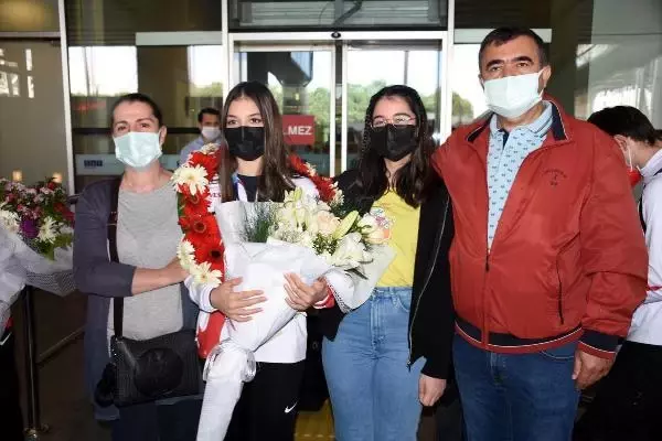 SPOR Avrupa ikincisi İzmirli cimnastikçi Sıla Karakuş'a çiçekli karşılama SPOR Avrupa ikincisi İzmirli cimnastikçi Sıla Karakuş'a çiçekli karşılama