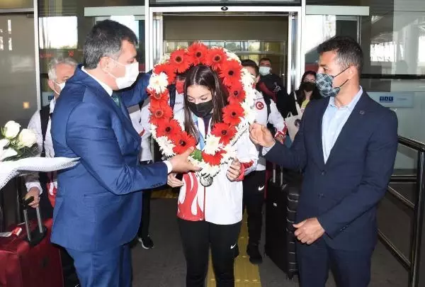 SPOR Avrupa ikincisi İzmirli cimnastikçi Sıla Karakuş'a çiçekli karşılama SPOR Avrupa ikincisi İzmirli cimnastikçi Sıla Karakuş'a çiçekli karşılama