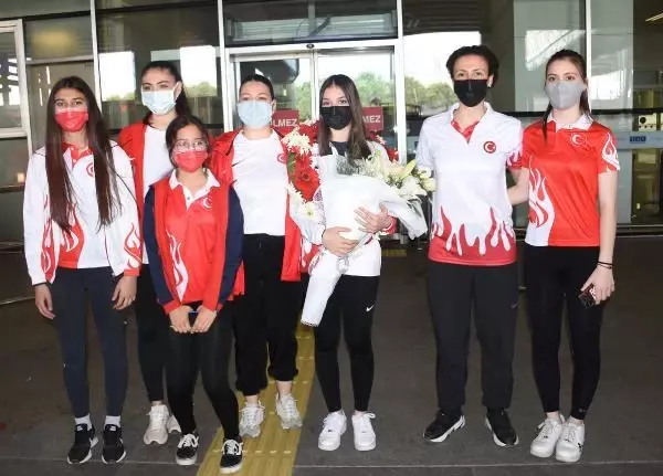SPOR Avrupa ikincisi İzmirli cimnastikçi Sıla Karakuş'a çiçekli karşılama SPOR Avrupa ikincisi İzmirli cimnastikçi Sıla Karakuş'a çiçekli karşılama