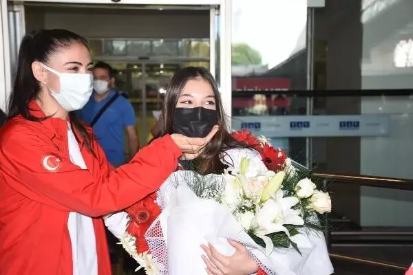 SPOR Avrupa ikincisi İzmirli cimnastikçi Sıla Karakuş'a çiçekli karşılama SPOR Avrupa ikincisi İzmirli cimnastikçi Sıla Karakuş'a çiçekli karşılama