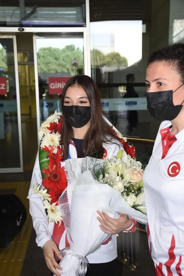 SPOR Avrupa ikincisi İzmirli cimnastikçi Sıla Karakuş'a çiçekli karşılama SPOR Avrupa ikincisi İzmirli cimnastikçi Sıla Karakuş'a çiçekli karşılama