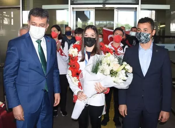 SPOR Avrupa ikincisi İzmirli cimnastikçi Sıla Karakuş'a çiçekli karşılama SPOR Avrupa ikincisi İzmirli cimnastikçi Sıla Karakuş'a çiçekli karşılama