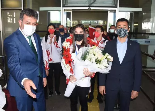 SPOR Avrupa ikincisi İzmirli cimnastikçi Sıla Karakuş'a çiçekli karşılama SPOR Avrupa ikincisi İzmirli cimnastikçi Sıla Karakuş'a çiçekli karşılama