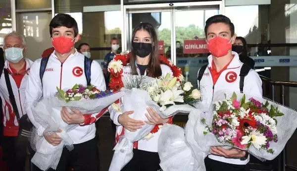SPOR Avrupa ikincisi İzmirli cimnastikçi Sıla Karakuş'a çiçekli karşılama SPOR Avrupa ikincisi İzmirli cimnastikçi Sıla Karakuş'a çiçekli karşılama