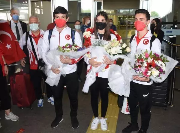 SPOR Avrupa ikincisi İzmirli cimnastikçi Sıla Karakuş'a çiçekli karşılama SPOR Avrupa ikincisi İzmirli cimnastikçi Sıla Karakuş'a çiçekli karşılama
