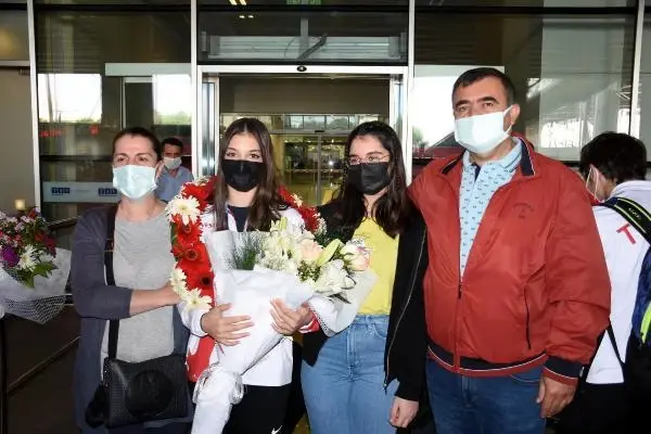 SPOR Avrupa ikincisi İzmirli cimnastikçi Sıla Karakuş'a çiçekli karşılama SPOR Avrupa ikincisi İzmirli cimnastikçi Sıla Karakuş'a çiçekli karşılama