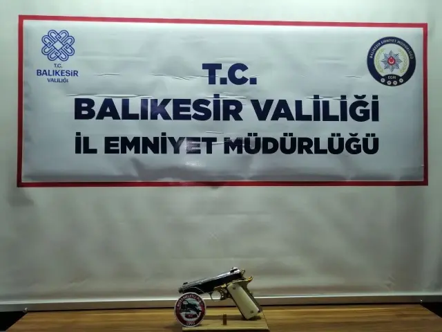 Balıkesir'de polis 15 şahsı gözaltına aldı Balıkesir'de polis 15 şahsı gözaltına aldı