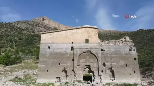 - Barajda sular çekildi tarihi kilise tamamen gün yüzüne çıktı - Barajda sular çekildi tarihi kilise tamamen gün yüzüne çıktı