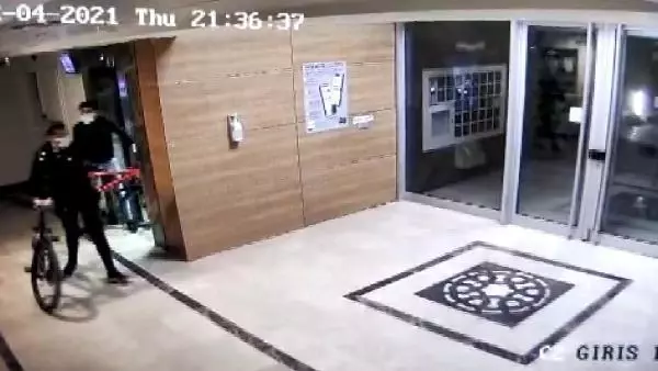 BAŞAKŞEHİR'DE BİSİKLET ÇALAN ŞÜPHELİ KAMERADA BAŞAKŞEHİR'DE BİSİKLET ÇALAN ŞÜPHELİ KAMERADA