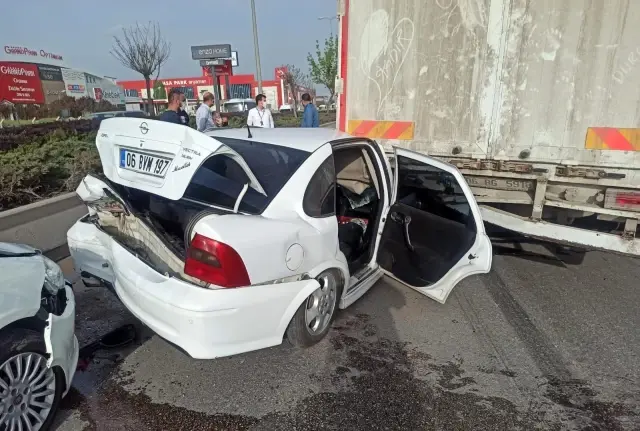 Son dakika haber: Başkent'te zincirleme kaza: 2 yaralı Son dakika haber: Başkent'te zincirleme kaza: 2 yaralı