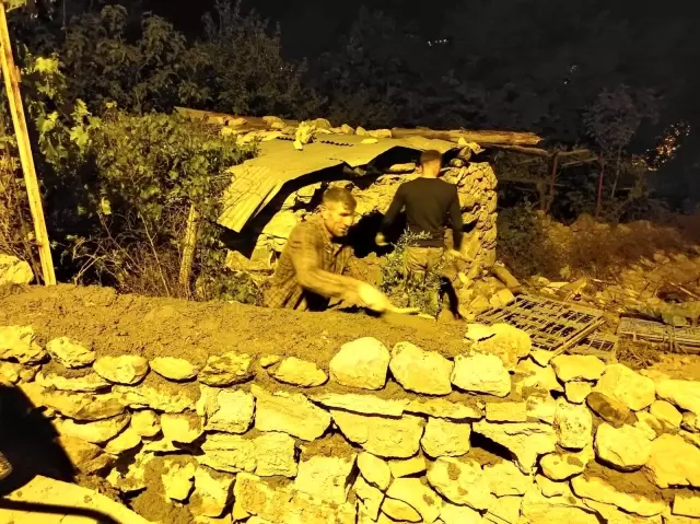 Batman'da taş duvar ustaları oruç tutabilmek için gece çalışıyor Batman'da taş duvar ustaları oruç tutabilmek için gece çalışıyor