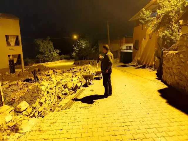 Batman'da taş duvar ustaları oruç tutabilmek için gece çalışıyor Batman'da taş duvar ustaları oruç tutabilmek için gece çalışıyor