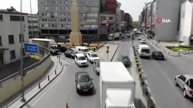 Bayrampaşa'da denetim noktasında araç kuyruğu Bayrampaşa'da denetim noktasında araç kuyruğu