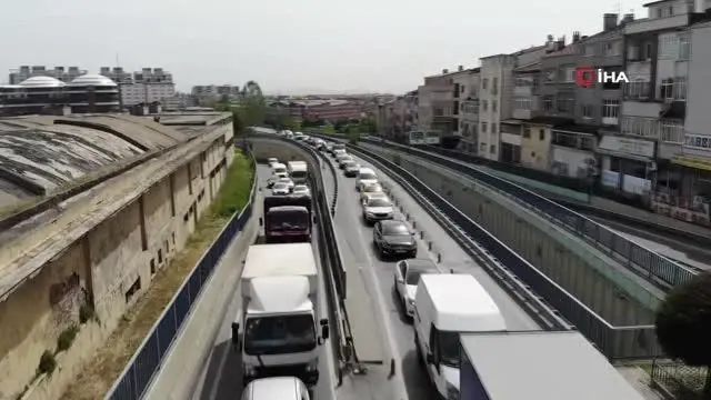 Bayrampaşa'da denetim noktasında araç kuyruğu Bayrampaşa'da denetim noktasında araç kuyruğu