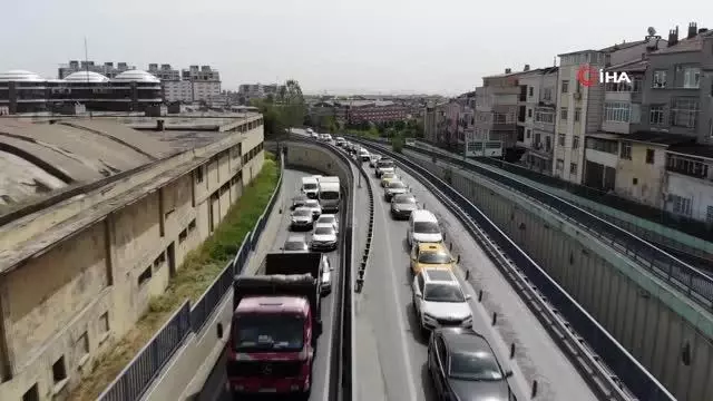 Bayrampaşa'da denetim noktasında araç kuyruğu Bayrampaşa'da denetim noktasında araç kuyruğu