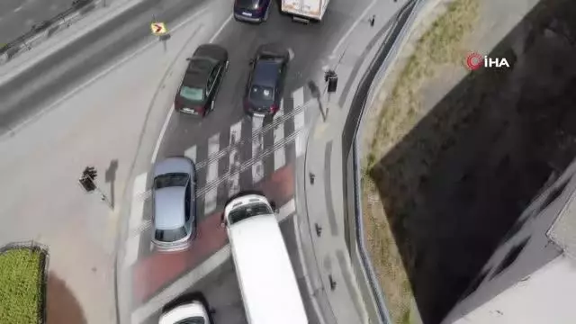 Bayrampaşa'da denetim noktasında araç kuyruğu Bayrampaşa'da denetim noktasında araç kuyruğu