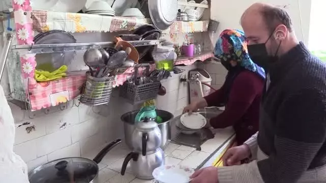 Bedensel engelli çift hayatın zorluklarına birlikte göğüs geriyor Bedensel engelli çift hayatın zorluklarına birlikte göğüs geriyor
