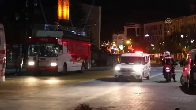 Belediyenin mobil konser etkinliği izinsiz olduğu gerekçesiyle durduruldu Belediyenin mobil konser etkinliği izinsiz olduğu gerekçesiyle durduruldu