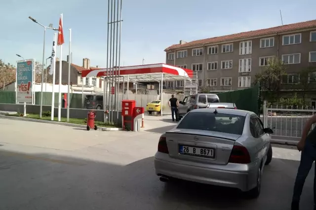 Benzinlikte araç yıkama kuyruğu Benzinlikte araç yıkama kuyruğu