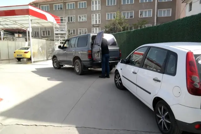 Benzinlikte araç yıkama kuyruğu Benzinlikte araç yıkama kuyruğu
