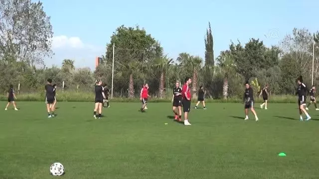 Beşiktaşlı kadın futbolcu Seda, azmi ve yeteneğiyle milli formayı terletmenin gururunu yaşıyor Beşiktaşlı kadın futbolcu Seda, azmi ve yeteneğiyle milli formayı terletmenin gururunu yaşıyor
