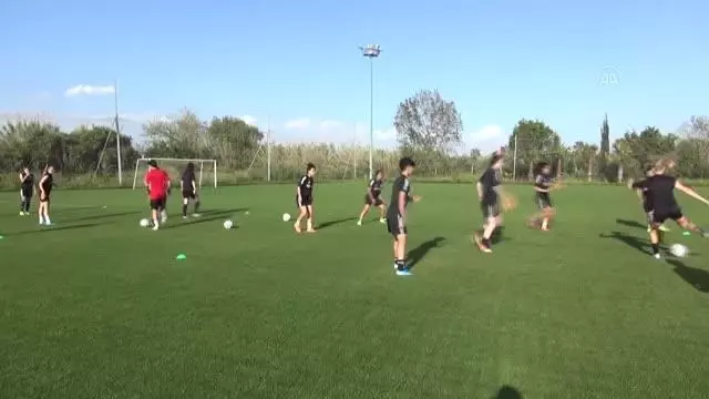 Beşiktaşlı kadın futbolcu Seda, azmi ve yeteneğiyle milli formayı terletmenin gururunu yaşıyor Beşiktaşlı kadın futbolcu Seda, azmi ve yeteneğiyle milli formayı terletmenin gururunu yaşıyor