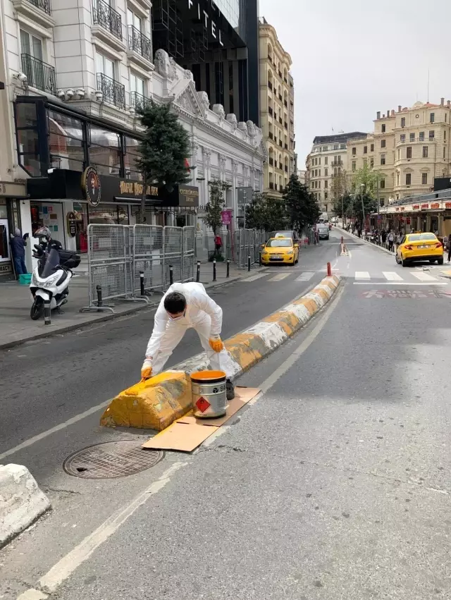 Beyoğlu'nda kaldırımlar renkleniyor Beyoğlu'nda kaldırımlar renkleniyor