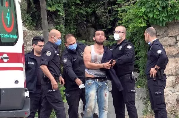 Bıçakla kendisine zarar vermek istedi, polisin çabasıyla ikna edildi Bıçakla kendisine zarar vermek istedi, polisin çabasıyla ikna edildi