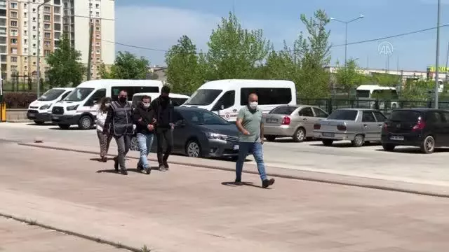 Son dakika! Bıçakla öldürülen kişinin oğlu ve eşi gözaltına alındı Son dakika! Bıçakla öldürülen kişinin oğlu ve eşi gözaltına alındı