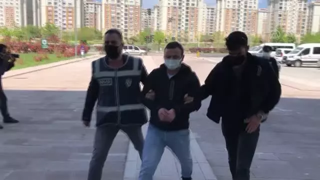 Son dakika! Bıçakla öldürülen kişinin oğlu ve eşi gözaltına alındı Son dakika! Bıçakla öldürülen kişinin oğlu ve eşi gözaltına alındı