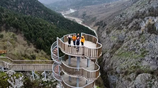 Bin 200 metrelik kanyon kısıtlamaya rağmen boş kalmıyor Bin 200 metrelik kanyon kısıtlamaya rağmen boş kalmıyor