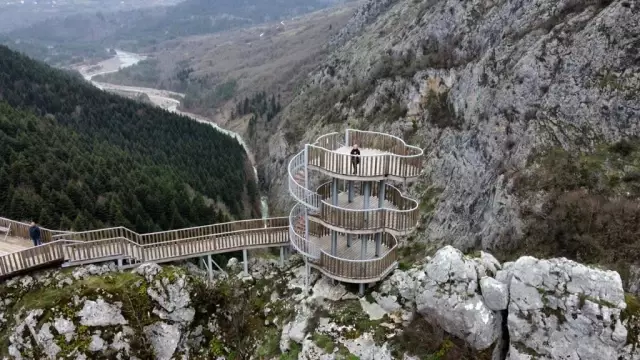 Bin 200 metrelik kanyon kısıtlamaya rağmen boş kalmıyor Bin 200 metrelik kanyon kısıtlamaya rağmen boş kalmıyor
