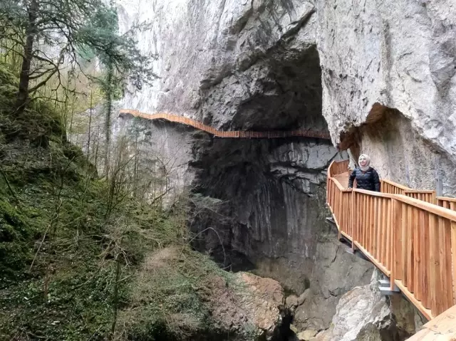 Bin 200 metrelik kanyon kısıtlamaya rağmen boş kalmıyor Bin 200 metrelik kanyon kısıtlamaya rağmen boş kalmıyor