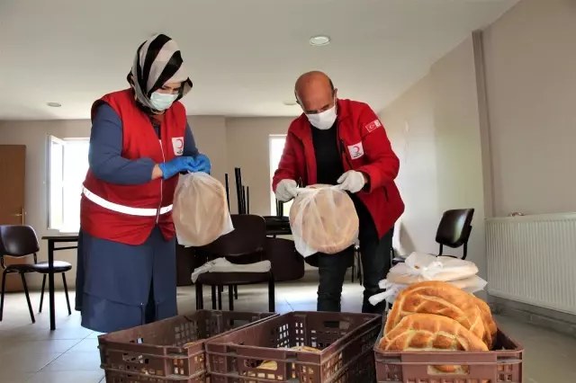 Bingöl'de kazanlar ihtiyaç sahipleri için kaynıyor, yemekler evlere ulaştırılıyor Bingöl'de kazanlar ihtiyaç sahipleri için kaynıyor, yemekler evlere ulaştırılıyor