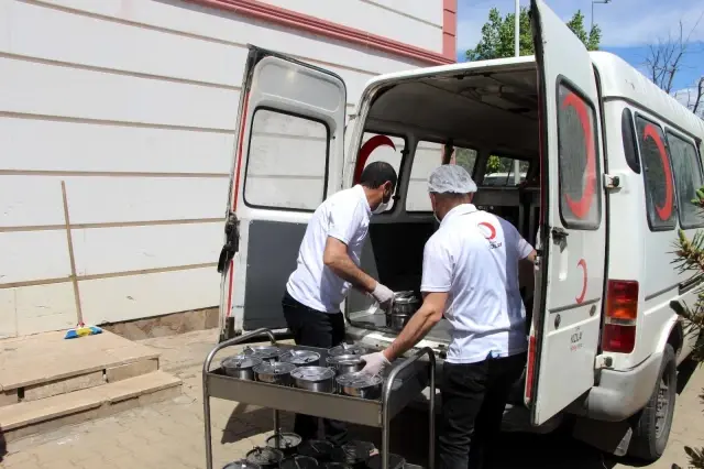 Bingöl'de kazanlar ihtiyaç sahipleri için kaynıyor, yemekler evlere ulaştırılıyor Bingöl'de kazanlar ihtiyaç sahipleri için kaynıyor, yemekler evlere ulaştırılıyor