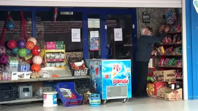 Bir hayırsever 3 mahallede 'veresiye defterlerini' satın alıp borçları sildirdi Bir hayırsever 3 mahallede 'veresiye defterlerini' satın alıp borçları sildirdi