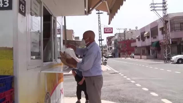 Bir hayırsever aldığı 4 bin ekmeği vatandaşlara ücretsiz dağıttırdı Bir hayırsever aldığı 4 bin ekmeği vatandaşlara ücretsiz dağıttırdı