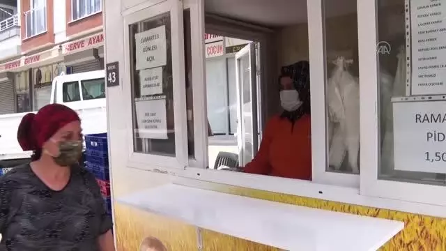 Bir hayırsever aldığı 4 bin ekmeği vatandaşlara ücretsiz dağıttırdı Bir hayırsever aldığı 4 bin ekmeği vatandaşlara ücretsiz dağıttırdı